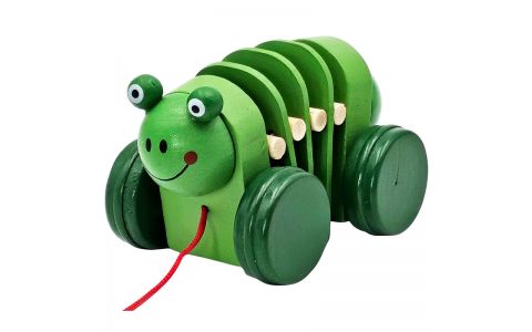 Drevená žabka na kolieskach