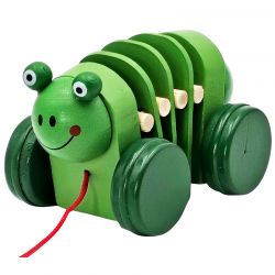 Drevená žabka na kolieskach
